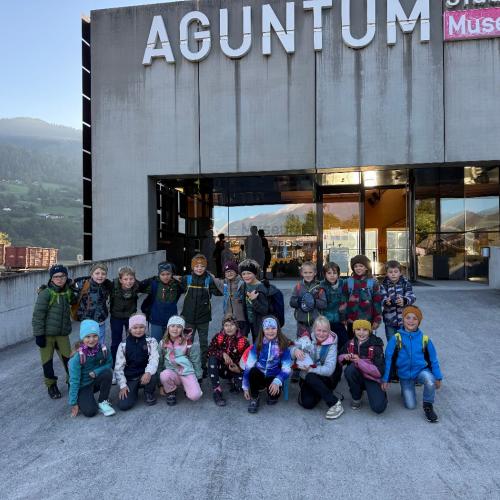 Klasse steht vor dem Eingang zum Museum