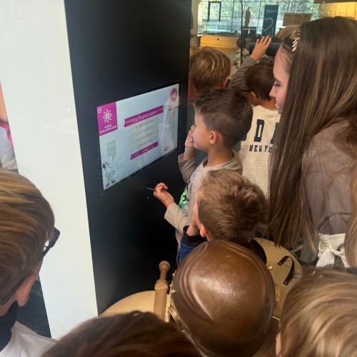 KInder stehen vor den Infosäulen