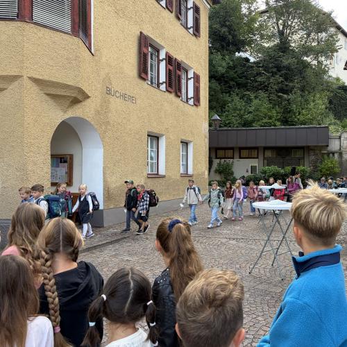 Taferlklassler auf dem Weg zum Schulhaus