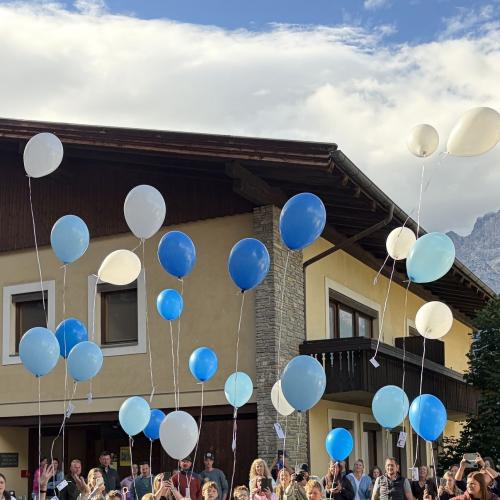 Kinder der 1. Klasse lassen Luftballons steigen
