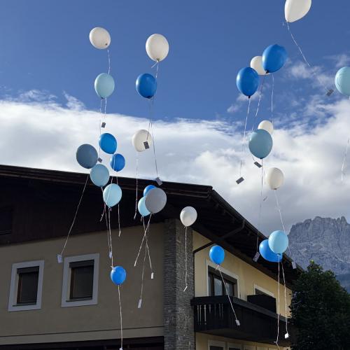 Luftballons steigen in den Himmel