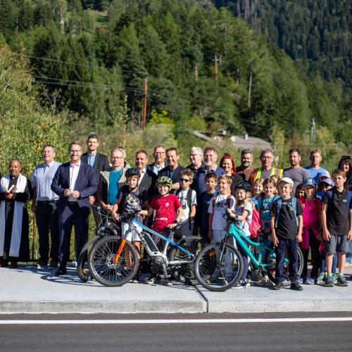 Festgäste und Schüler:innen stehen am Fahrradstreifen
