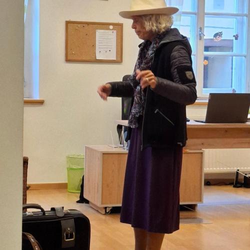 Büchereimitarbeiterin als Frau Lizzi verkleidet