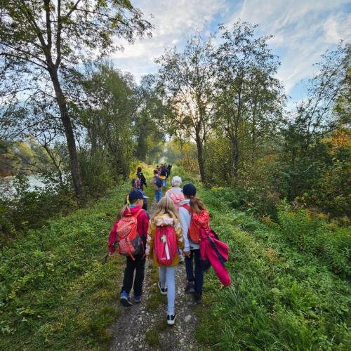 Kinder gehen auf Feldweg