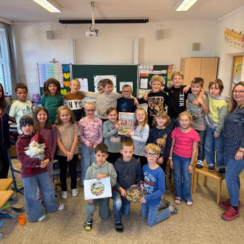 Klassenfoto der 2a Klasse mit den Bäuerinnen