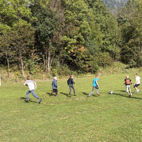 KInder beim Fußballspielen