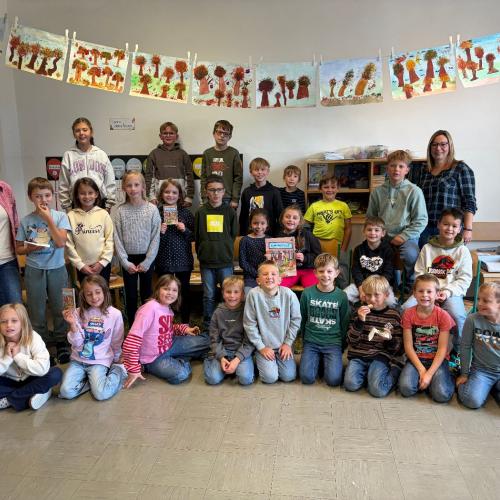 Klassenfoto der 3a und 3b mit den Bäuerinnen