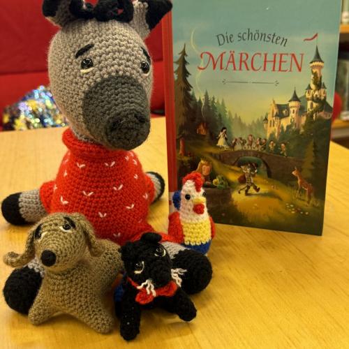 Märchenbuch und Stofftiere auf Tisch