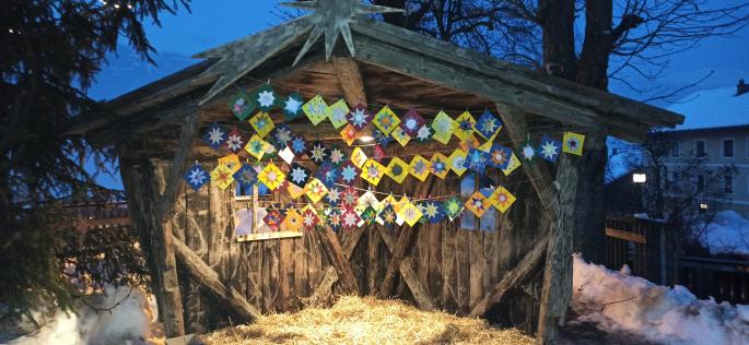 Dorfkrippe geschmückt mit den Wunschsternen der Kinder