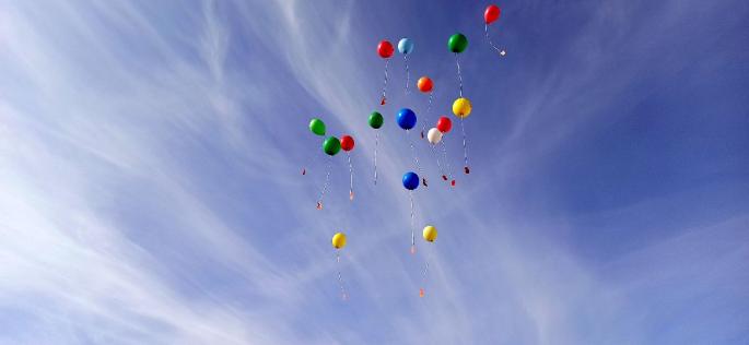 © VSDOE Bunte Luftballons vor blauem Himmel