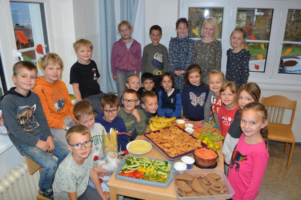 Kinder der 1a beim Frühstückstisch