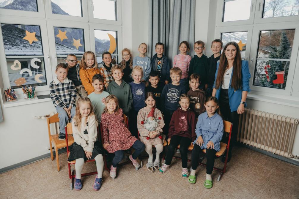 Auf dem Bild sind die Kinder und die Klassenlehrerin der 1a Klasse zu sehen.