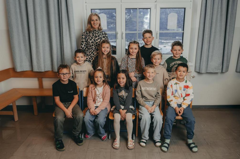 Das Bild zeigt die Kinder der 2a Klasse mit ihrer Lehrerin Rita Maurer.