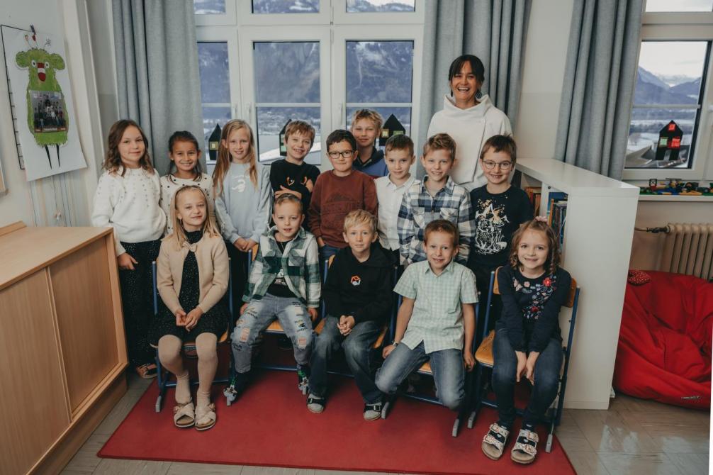 Das Bild zeigt die Kinder der 2b Klasse mit ihrer Lehrerin Andrea Gasser.