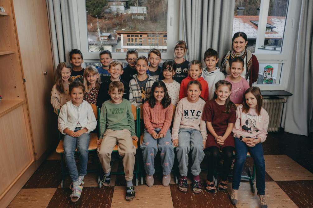 Das Bild zeigt die Kinder der 3a Klasse mit ihren Lehrerinnen Christina Salcher und Kathrin Stramitzer