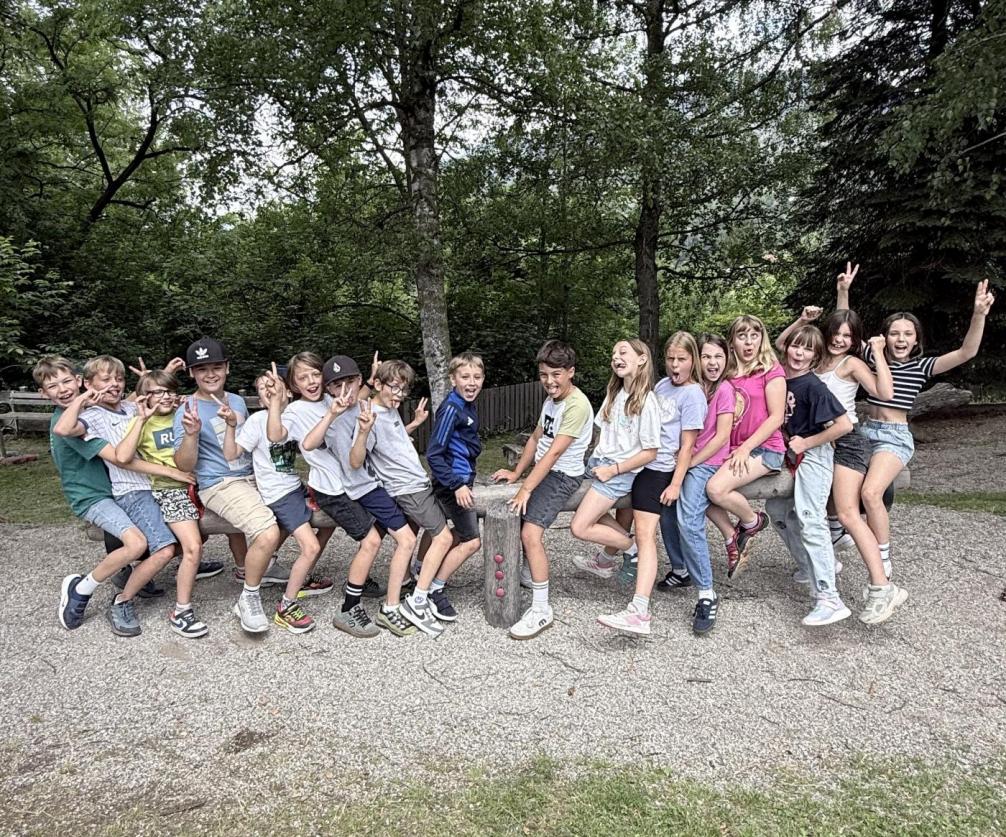 Kinder sitzen auf dem Spielplatz auf Schaukel