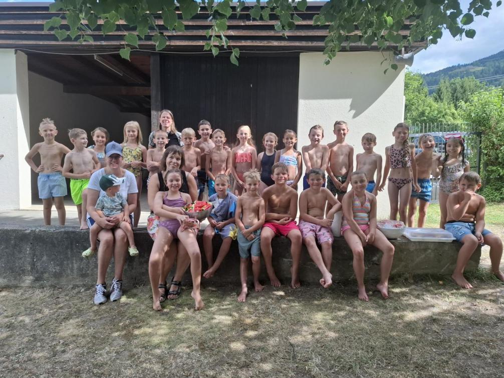 Klassenfoto von Kindern der 2a und 2b Klasse und 2 Müttern im Schwimmbad
