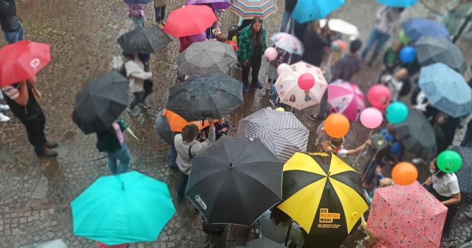 Schulstart im Regen