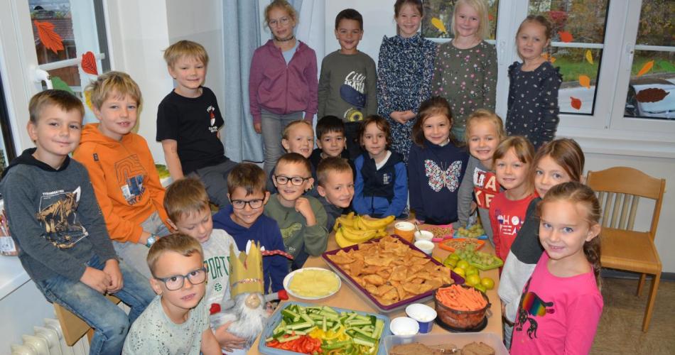 Kinder der 1a beim Frühstückstisch