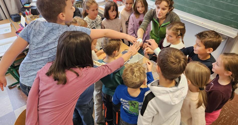 Kinder beim Experimentieren