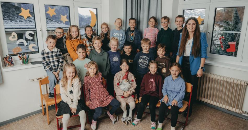 Auf dem Bild sind die Kinder und die Klassenlehrerin der 1a Klasse zu sehen.