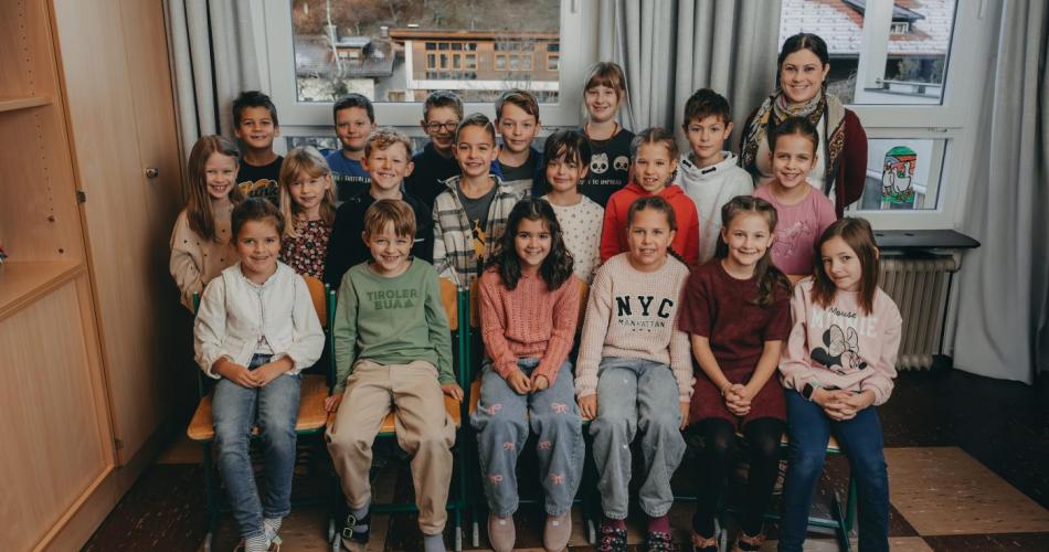 Das Bild zeigt die Kinder der 3a Klasse mit ihren Lehrerinnen Christina Salcher und Kathrin Stramitzer