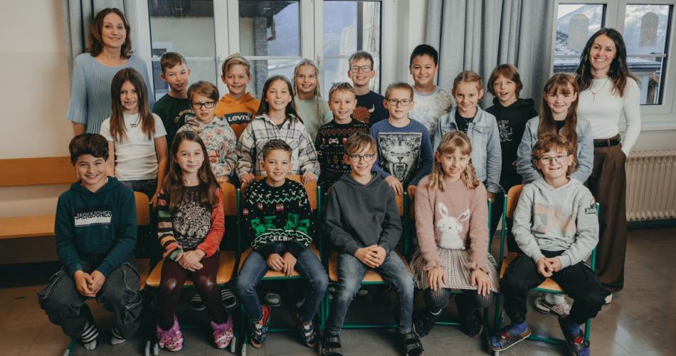 Das Bild zeigt die Kinder der 4a Klasse mit ihren Lehrerinnen Daniela Kuenz und Annika Unterlercher