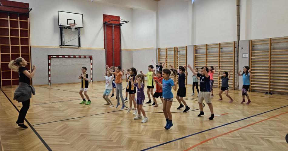 Kinder tanzen zu Musik