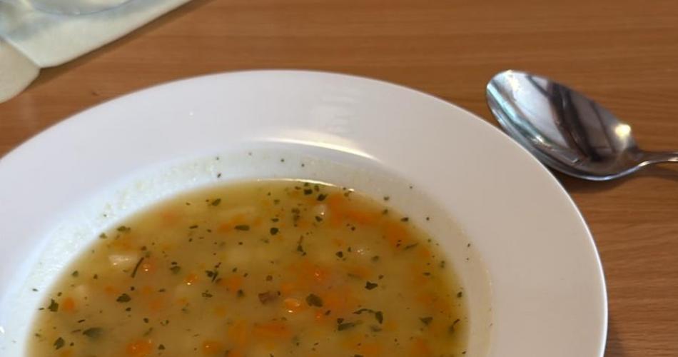 Teller mit Suppe