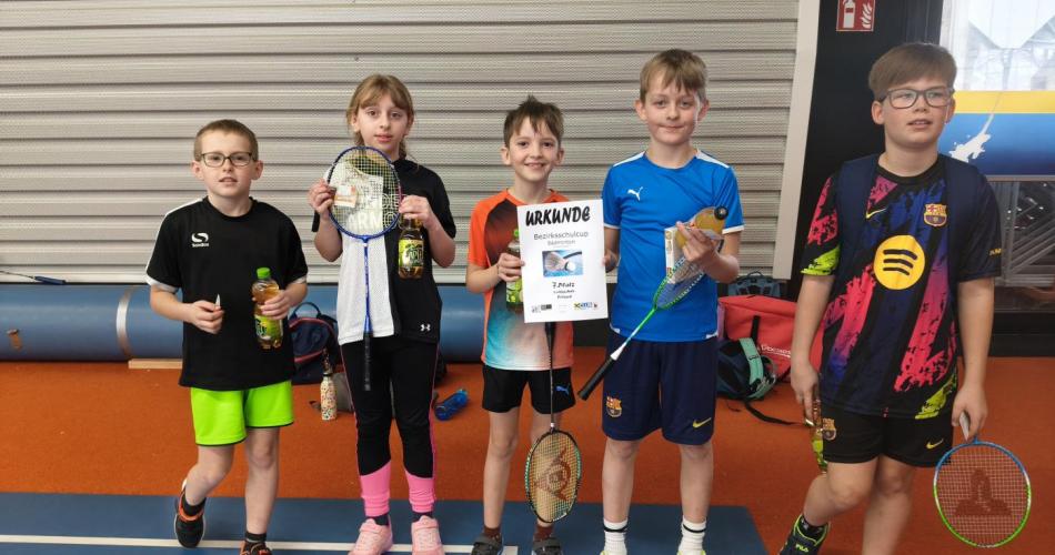 Mannschaft mit Urkunde und Preis