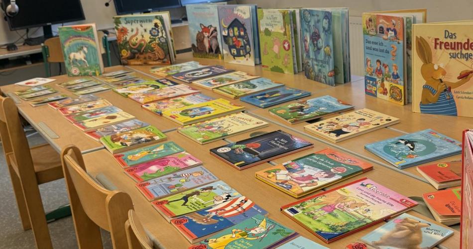 Schautisch mit Büchern