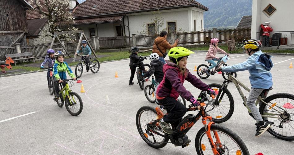 Kinder fahren mit ihren Rädern durch einen Parcour