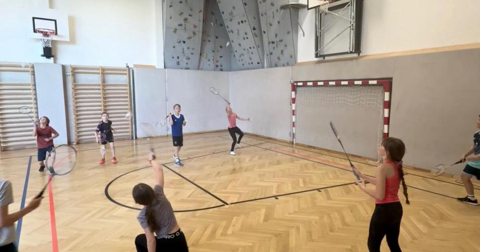 Kinder spielen Badminton