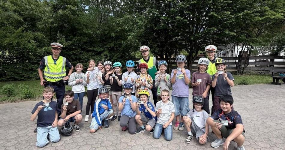 Kinder der 4a Klasse mit Polizist:innen nach der Prüfung