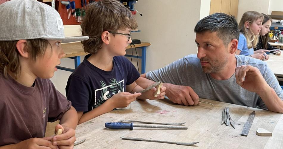 Bildhauer gibt KIndern Anweisungen