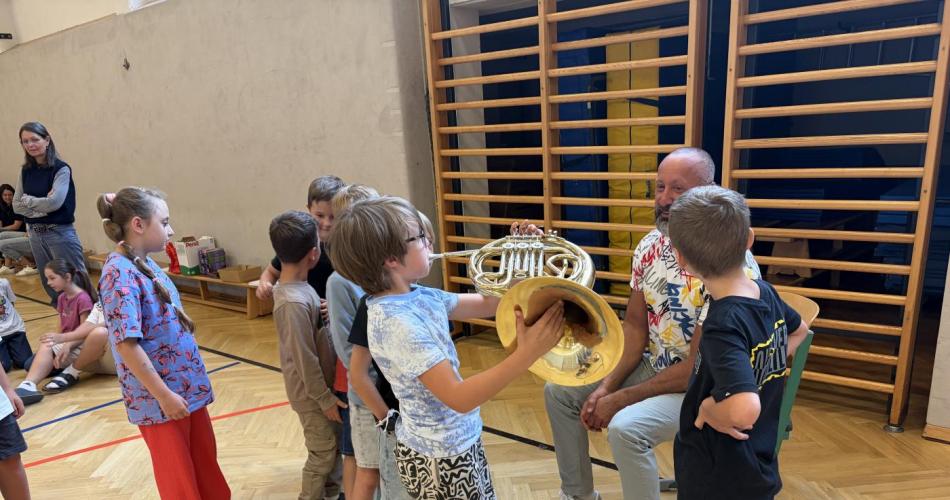 Schüler probiert das Spielen auf dem Horn