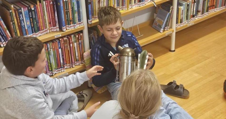 KInder betrachten Rauchgefäß