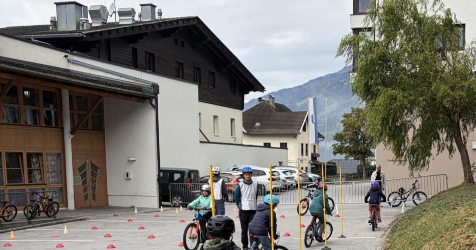 KInder fahren hintereinader mit dem Fahrrad